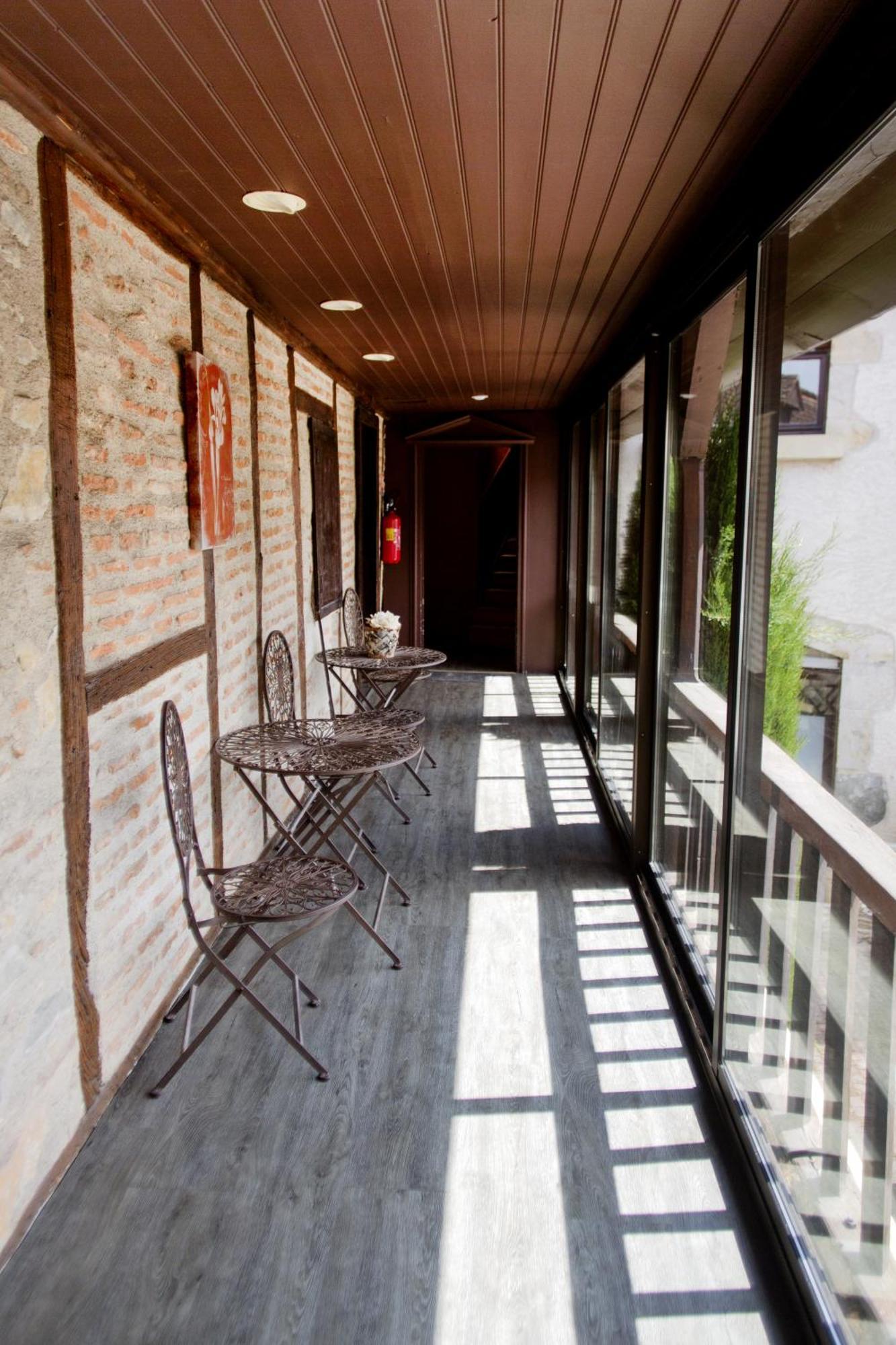 Le Victor Hugo - Hotel Et Restaurant - Logis Hotels Saint-Cere Exterior photo