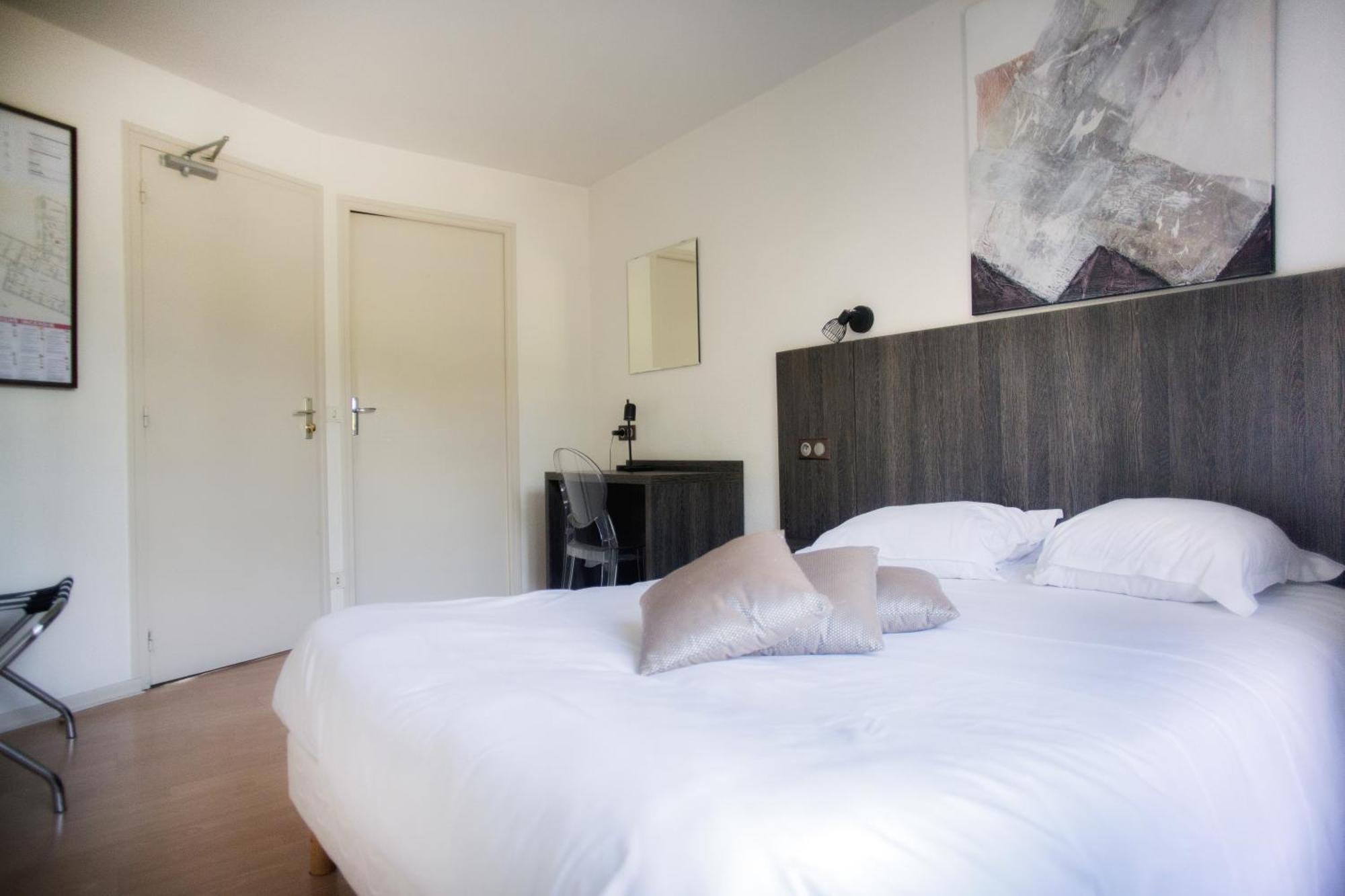 Le Victor Hugo - Hotel Et Restaurant - Logis Hotels Saint-Cere Exterior photo