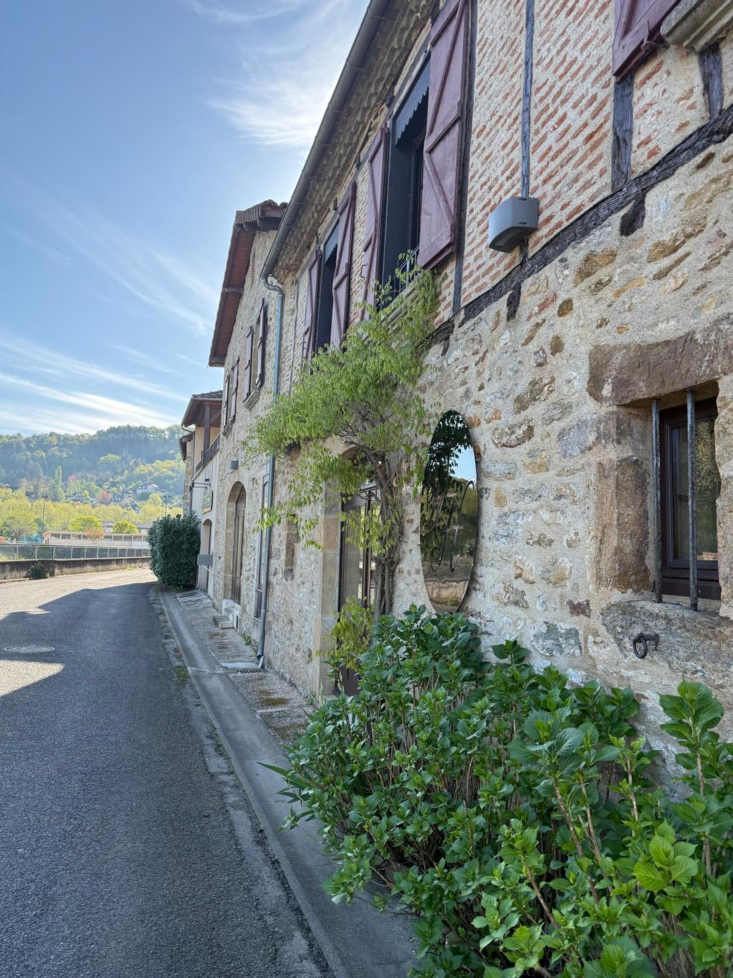 Le Victor Hugo - Hotel Et Restaurant - Logis Hotels Saint-Cere Exterior photo